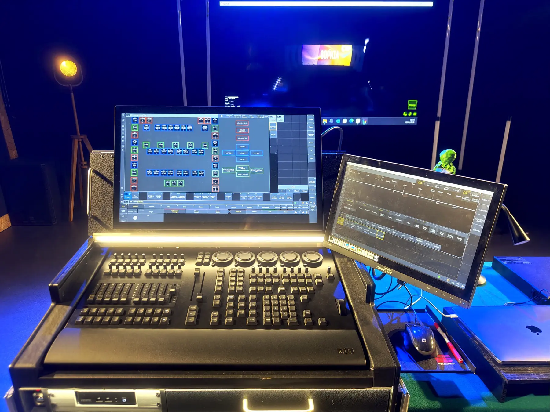 Console de luz em plano próximo com ecrãs de programação de espetáculos